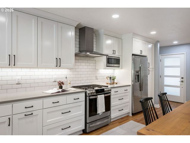 1899 COUNTRY CLUB Rd, Lake Oswego, OR 97034