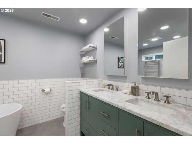 1899 COUNTRY CLUB Rd, Lake Oswego, OR 97034