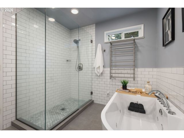 1899 COUNTRY CLUB Rd, Lake Oswego, OR 97034