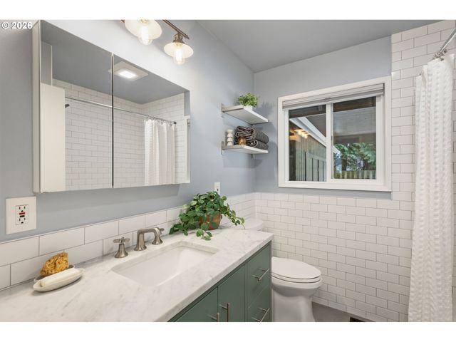 1899 COUNTRY CLUB Rd, Lake Oswego, OR 97034