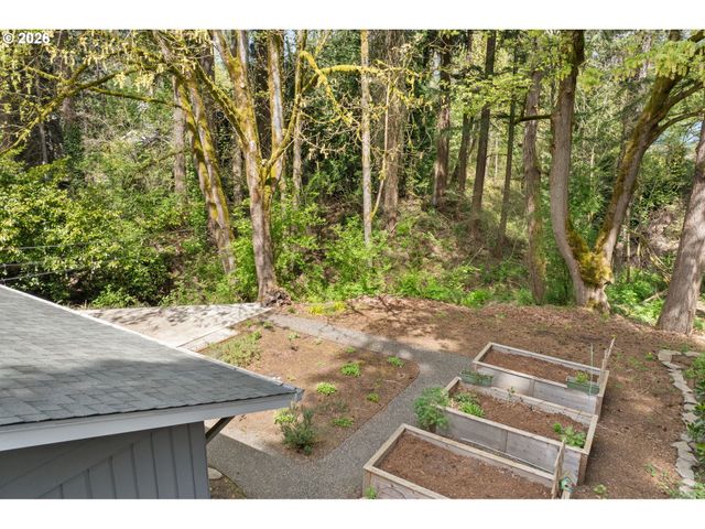 1899 COUNTRY CLUB Rd, Lake Oswego, OR 97034