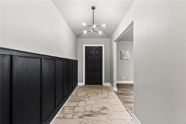 10437 Grand Avenue, Kansas City, MO 64114