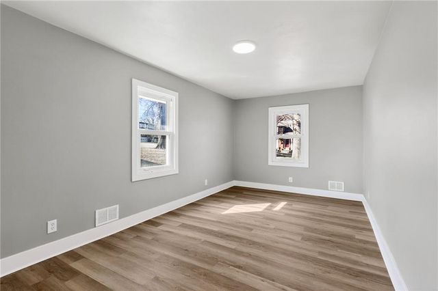 10437 Grand Avenue, Kansas City, MO 64114