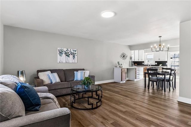 10437 Grand Avenue, Kansas City, MO 64114