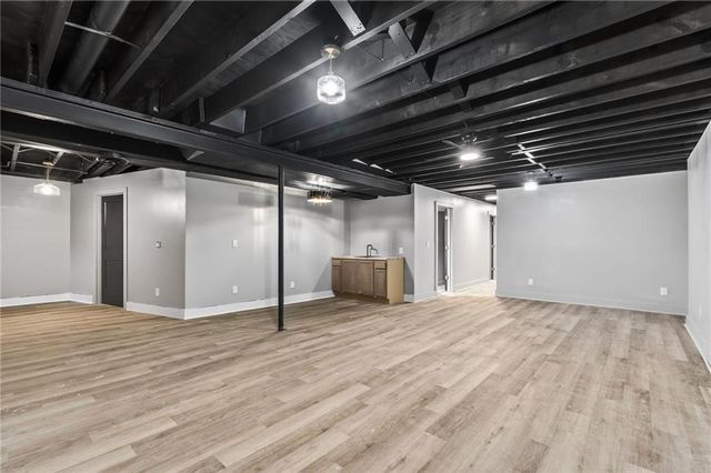 10437 Grand Avenue, Kansas City, MO 64114