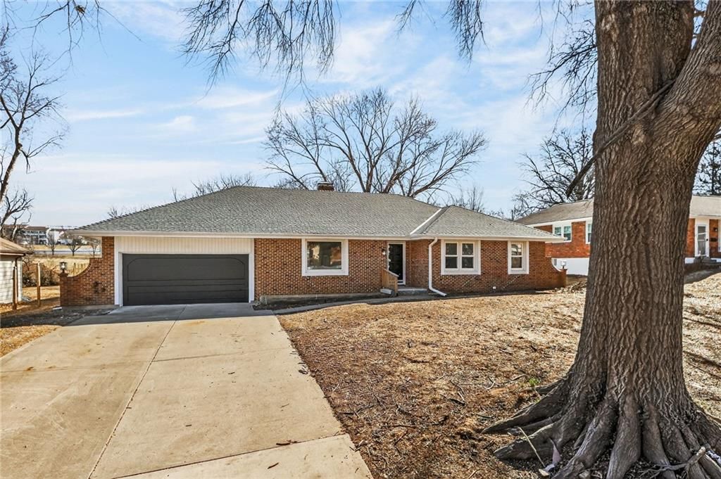 10437 Grand Avenue, Kansas City, MO 64114