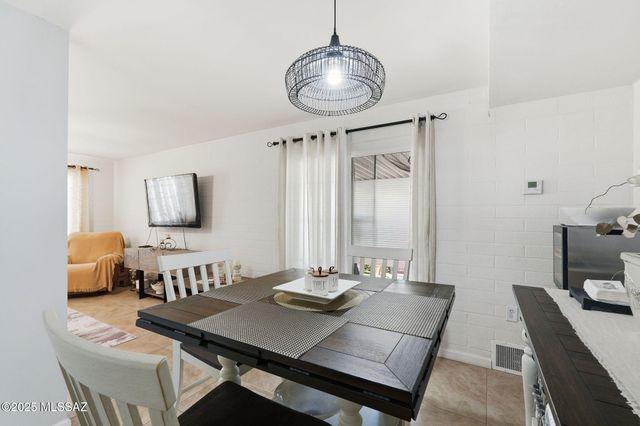 396A N Silverbell Road, Tucson, AZ 85745