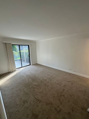 1721 Northfield Square B, Northfield, IL 60093