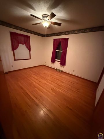 220 SE Arapaho RD, Tecumseh, KS 66542