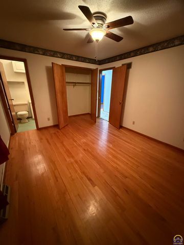 220 SE Arapaho RD, Tecumseh, KS 66542