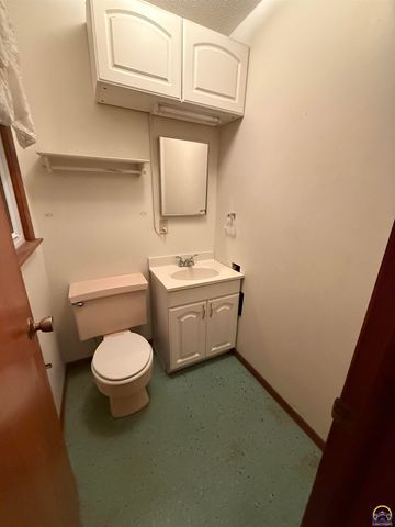 220 SE Arapaho RD, Tecumseh, KS 66542