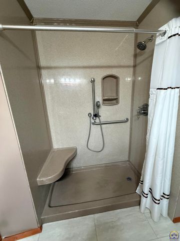 220 SE Arapaho RD, Tecumseh, KS 66542