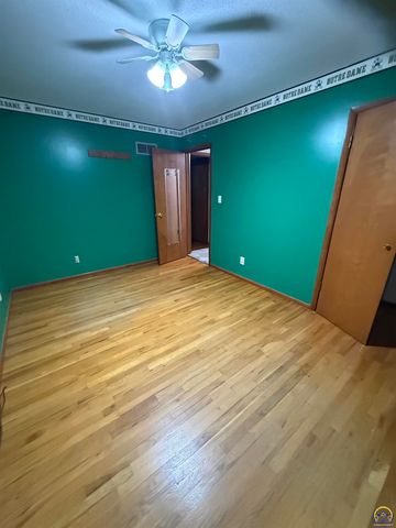 220 SE Arapaho RD, Tecumseh, KS 66542