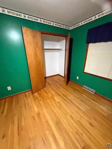 220 SE Arapaho RD, Tecumseh, KS 66542