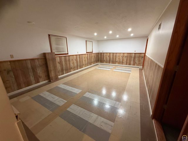 220 SE Arapaho RD, Tecumseh, KS 66542