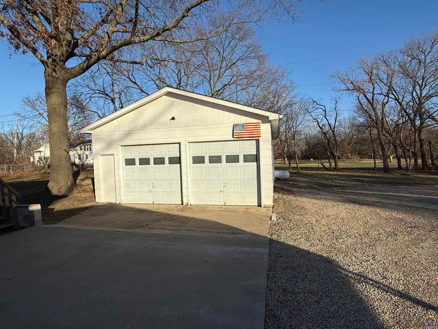 220 SE Arapaho RD, Tecumseh, KS 66542