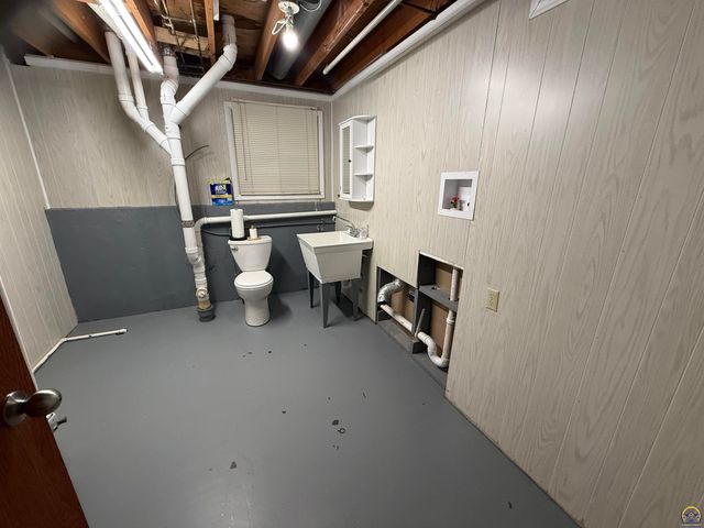 220 SE Arapaho RD, Tecumseh, KS 66542