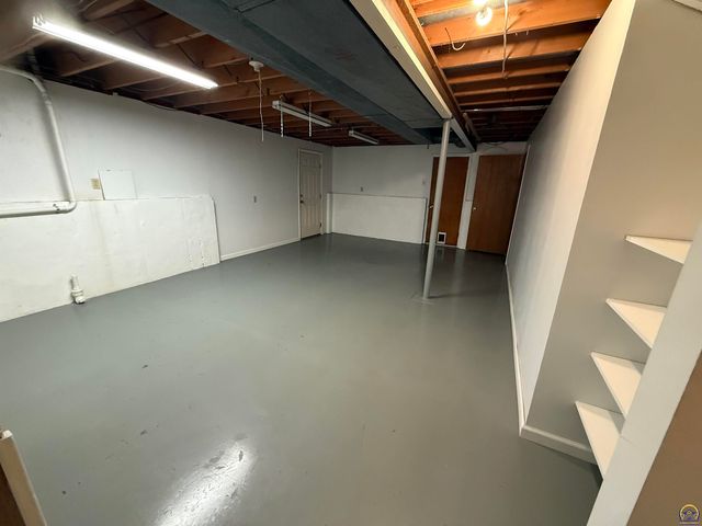 220 SE Arapaho RD, Tecumseh, KS 66542