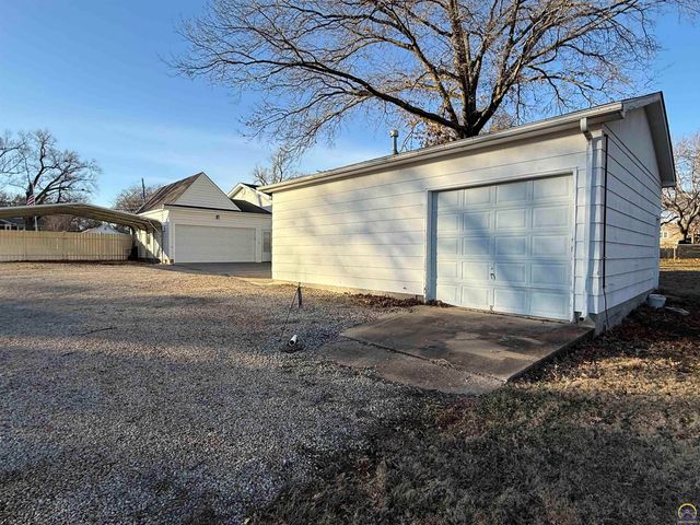 220 SE Arapaho RD, Tecumseh, KS 66542