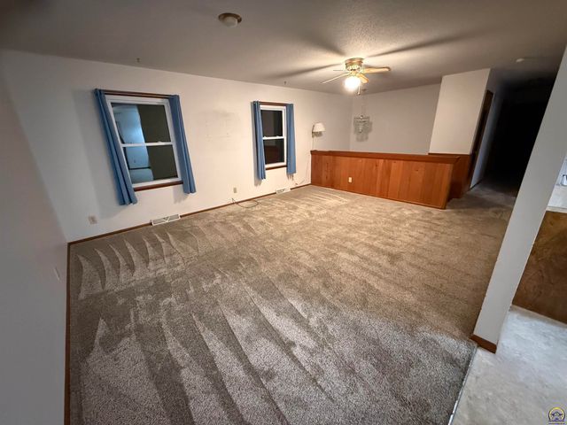 220 SE Arapaho RD, Tecumseh, KS 66542