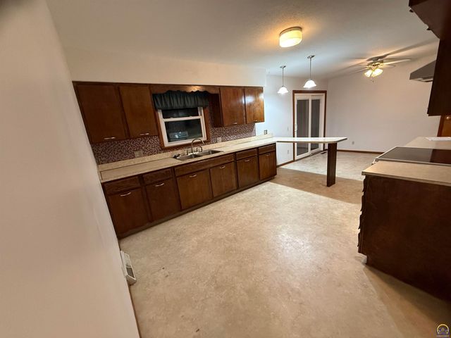 220 SE Arapaho RD, Tecumseh, KS 66542