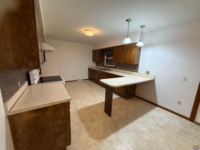 220 SE Arapaho RD, Tecumseh, KS 66542