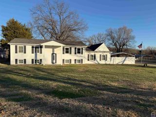 220 SE Arapaho RD, Tecumseh, KS 66542