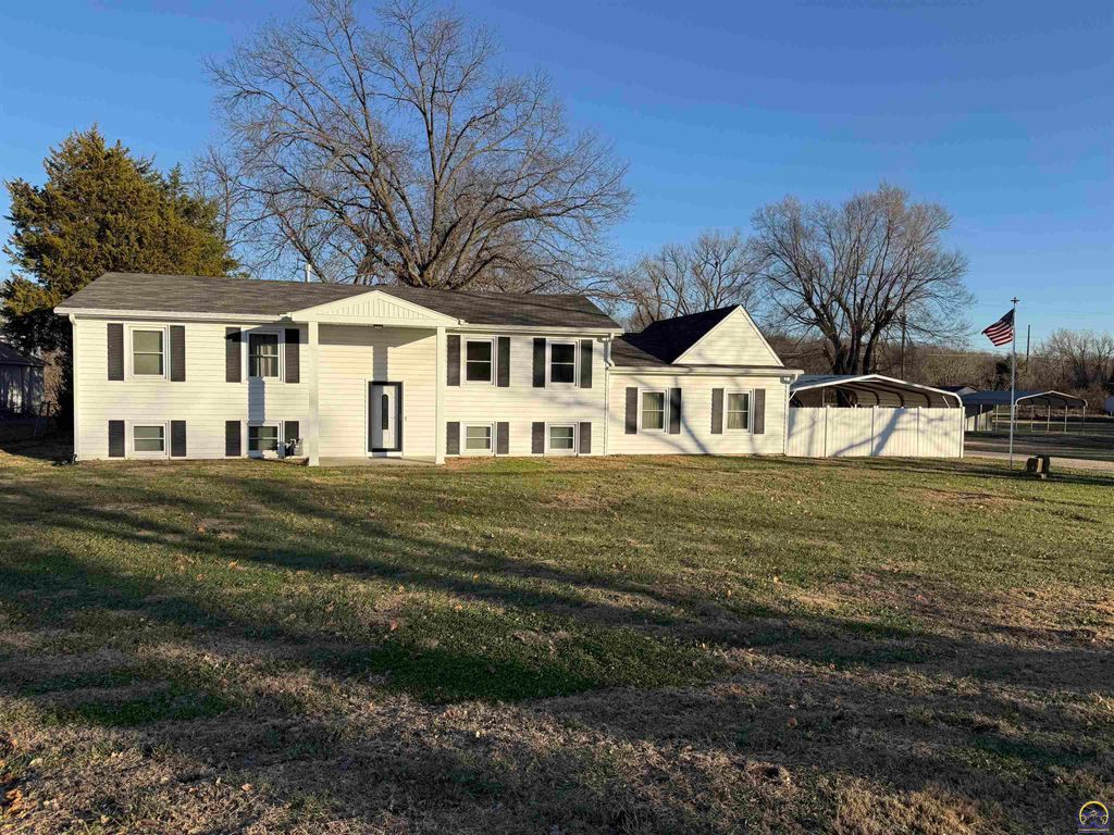 220 SE Arapaho RD, Tecumseh, KS 66542