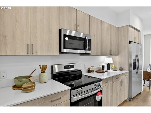 7216 Ne Going St, Portland, OR 97218