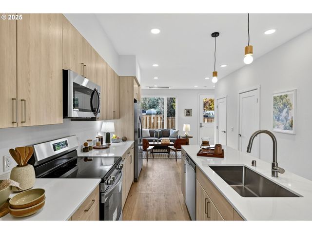 7216 Ne Going St, Portland, OR 97218