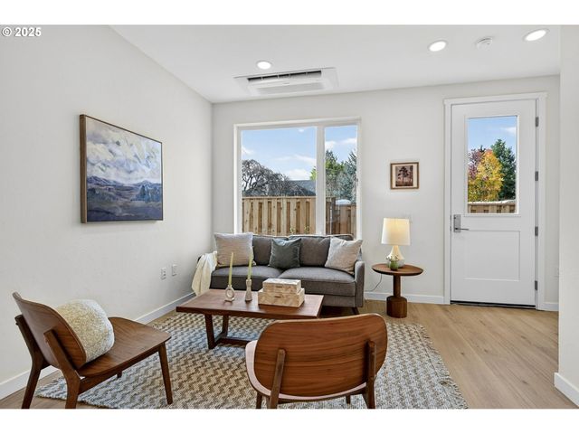 7216 Ne Going St, Portland, OR 97218