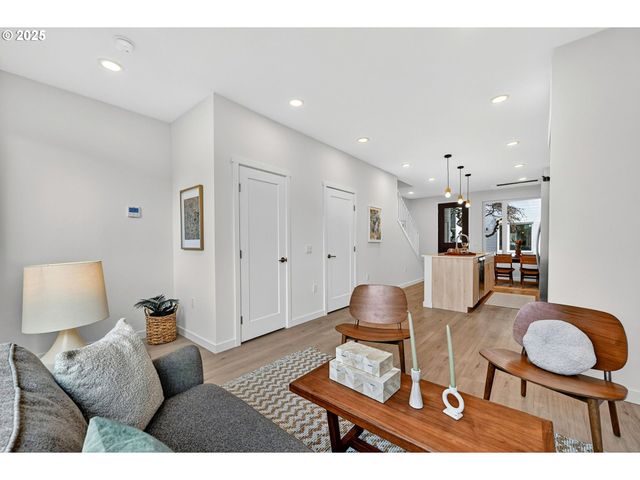 7216 Ne Going St, Portland, OR 97218