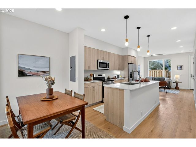 7216 Ne Going St, Portland, OR 97218