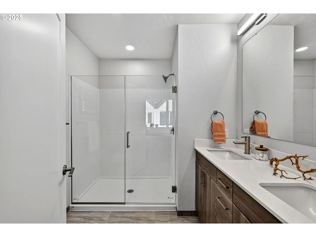 7216 Ne Going St, Portland, OR 97218