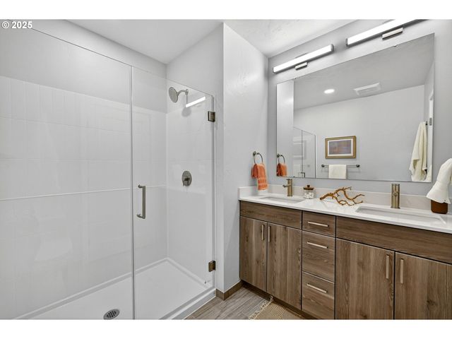 7216 Ne Going St, Portland, OR 97218