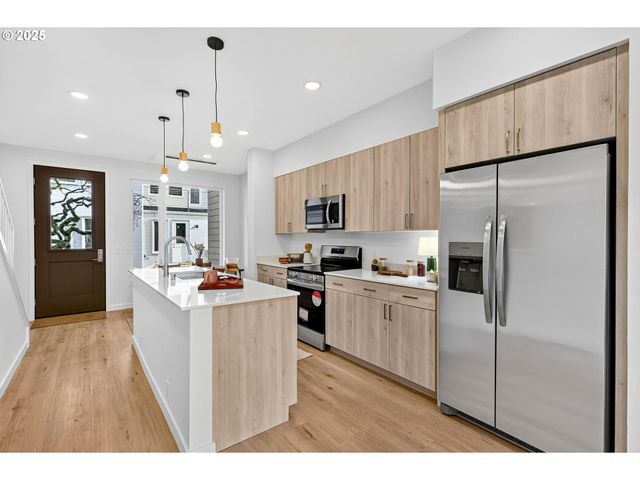 7216 Ne Going St, Portland, OR 97218