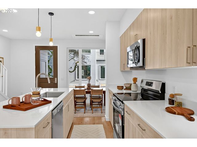 7216 Ne Going St, Portland, OR 97218
