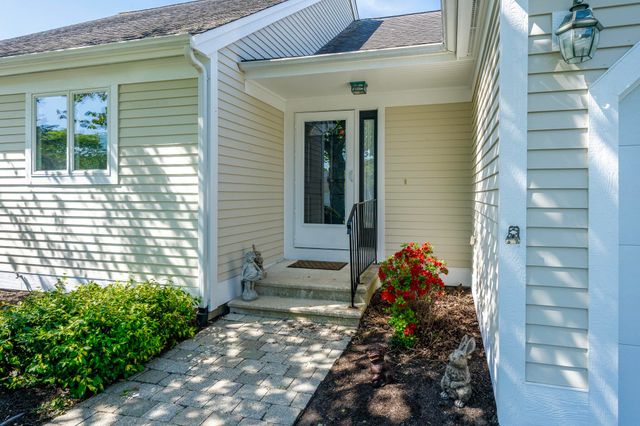 7 Masters Court, Mashpee, MA 02649