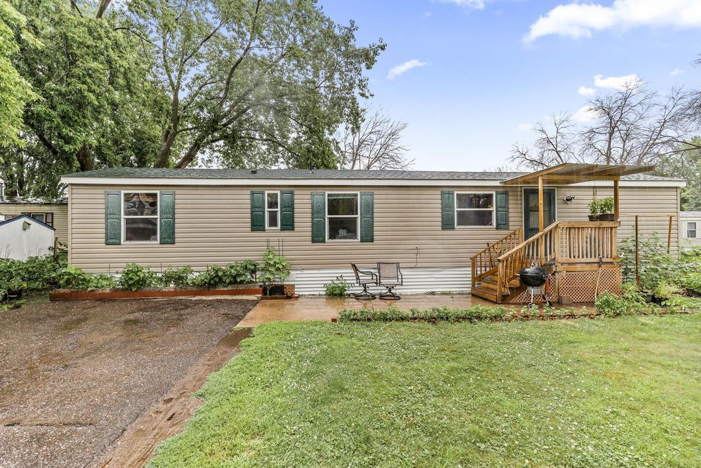 2401 Bison Dr, Maplewood, MN 55119