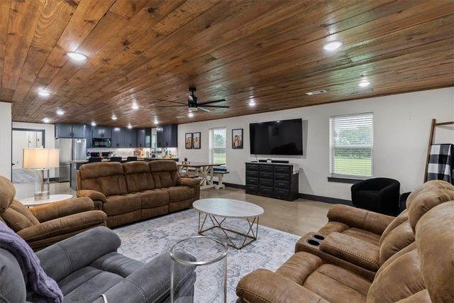 15905, 15965 and 15967 Ditmars Road, Prairie Grove, AR 72753