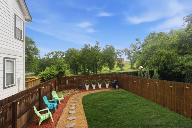 2141B Burns St, Nashville, TN 37216