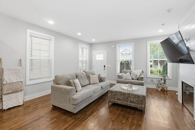 2141B Burns St, Nashville, TN 37216