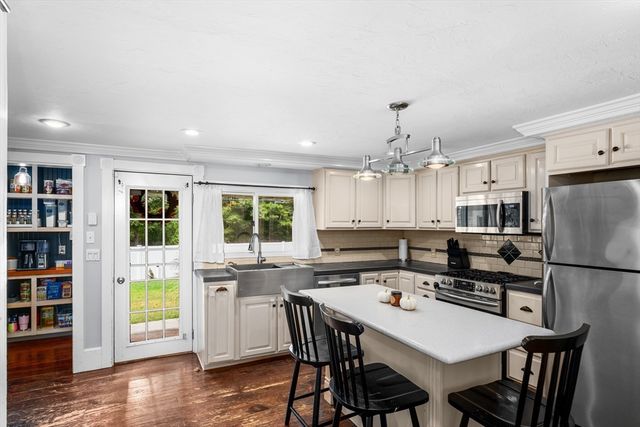 198 Samoset St, Plymouth, MA 02360