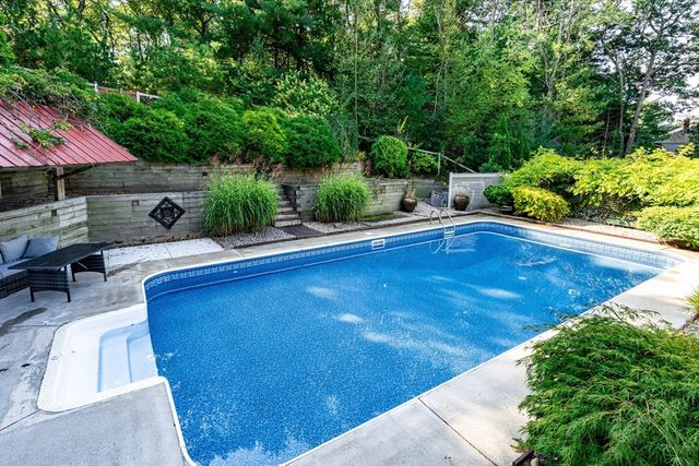 198 Samoset St, Plymouth, MA 02360