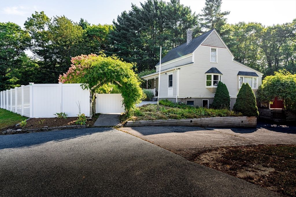198 Samoset St, Plymouth, MA 02360