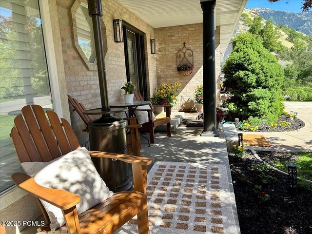8697 Willow Green Circle, Sandy, UT 84093