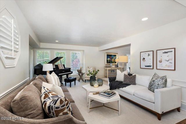 8697 Willow Green Circle, Sandy, UT 84093