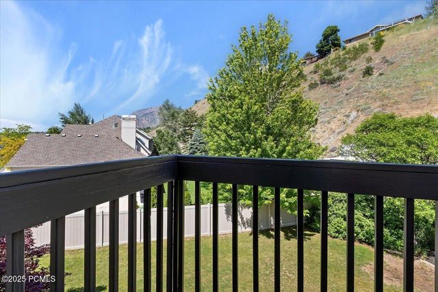 8697 Willow Green Circle, Sandy, UT 84093