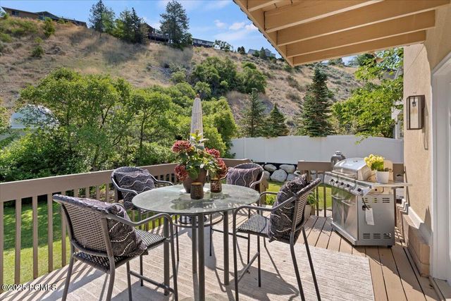 8697 Willow Green Circle, Sandy, UT 84093