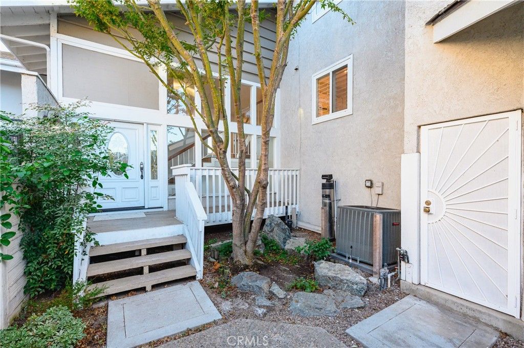 Image 5 of property listing at 25 LakeView 60, Irvine, CA 92604